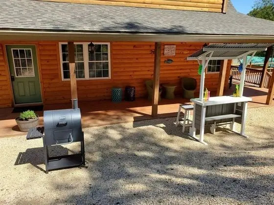 Ev (River_Rock_Cabin)