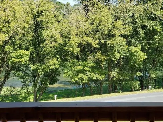 Ev (River_Rock_Cabin)