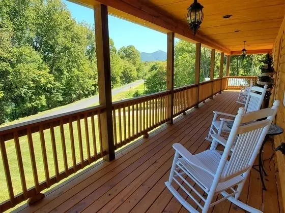 Ev (River_Rock_Cabin)