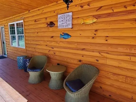 Ev (River_Rock_Cabin)