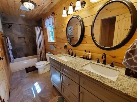 Ev (River_Rock_Cabin)