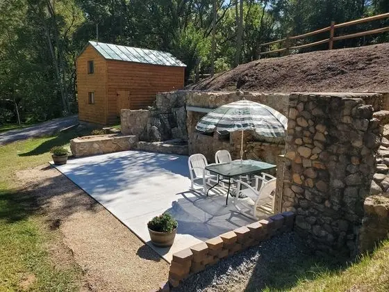 Ev (River_Rock_Cabin)