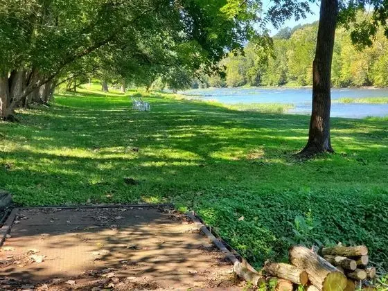 Ev (River_Rock_Cabin)