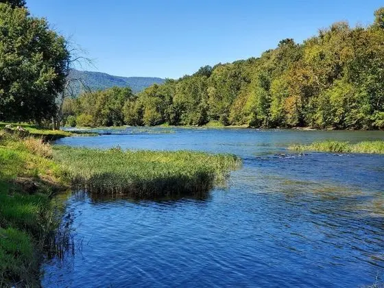 Ev (River_Rock_Cabin)