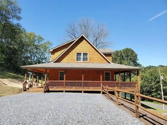 Ev (River_Rock_Cabin)