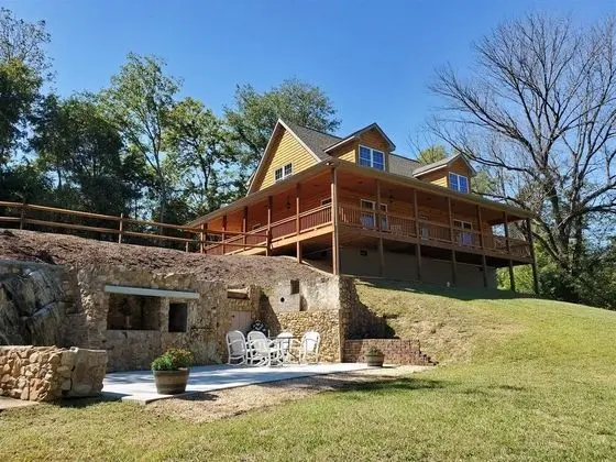 Ev (River_Rock_Cabin)