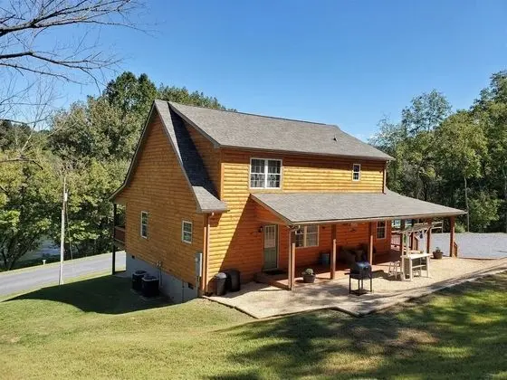Ev (River_Rock_Cabin)