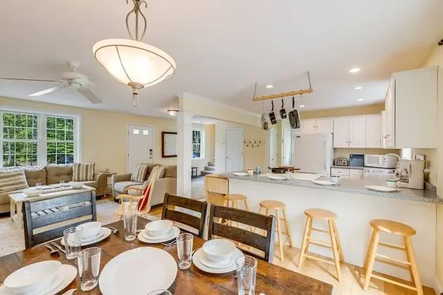 Ev (River View House)