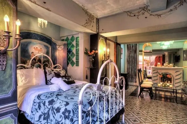 Mariposa Room (116 steps)