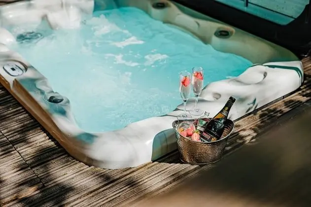 Luxury Kulübe, Sıcak Su Havuzu