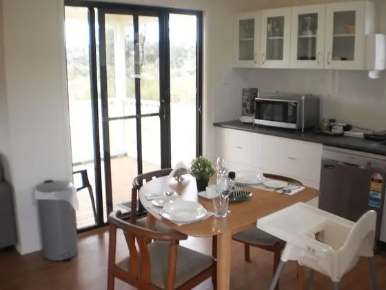 Deluxe Kır Evi, 2 Yatak Odası, Tepe Manzaralı, Göl Kenarı (Riverdowns Cottage)