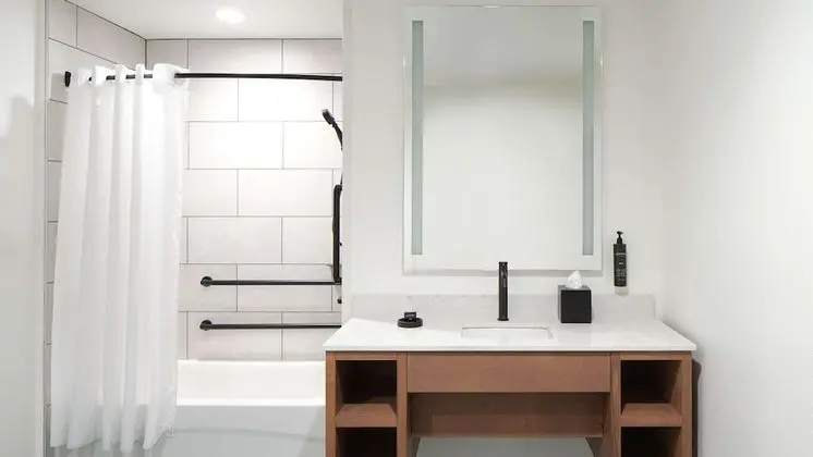 Oda, 1 En Büyük (King) Boy Yatak ve Çekyat, Engellilere Uygun, Mutfak (Mobility, Bathtub)
