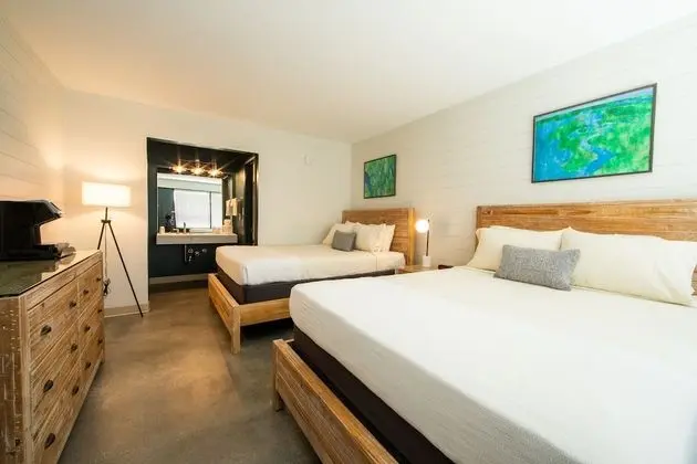 Resort View - 2 Queen beds. Pet Friendly
