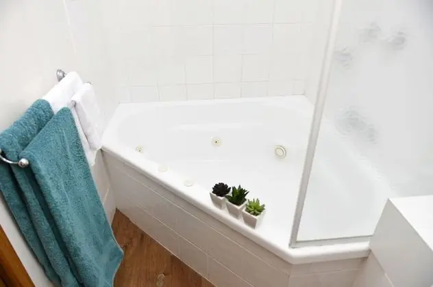 Deluxe Spa Cabin - Full Linen