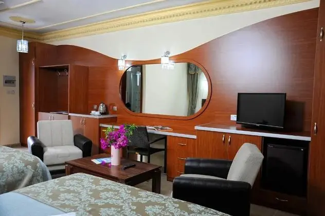 Standard Kara Manzaralı Oda