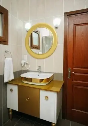 Standard Triple Kara Manzaralı Oda