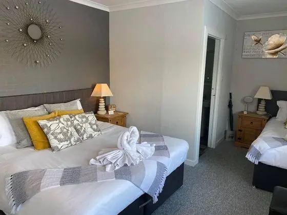 Tek Büyük veya İki Ayrı Yataklı Oda, Banyolu/Duşlu