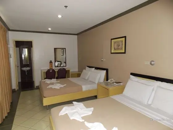 Family Room, 2 Single Beds or 1 Queen and 1 Single bed