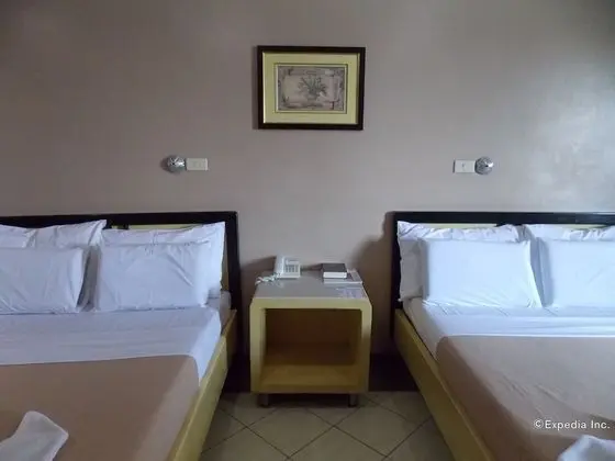 Family Room, 2 Single Beds or 1 Queen and 1 Single bed