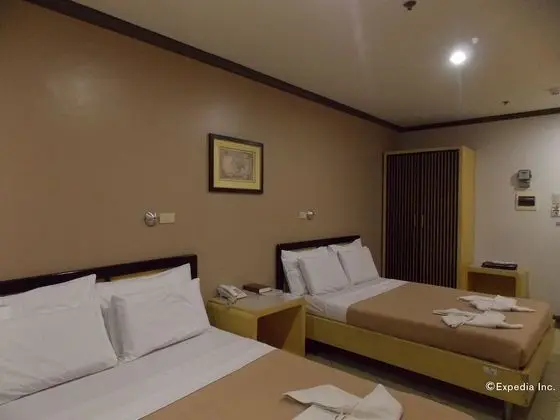 Family Room, 2 Single Beds or 1 Queen and 1 Single bed