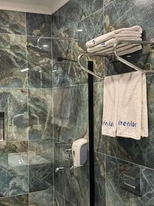 Triple, Bahçe Manzaralı