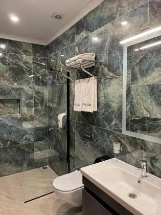 Triple, Bahçe Manzaralı