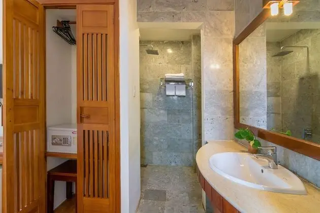 Deluxe Tek Büyük veya İki Ayrı Yataklı Oda, Havuz Manzaralı