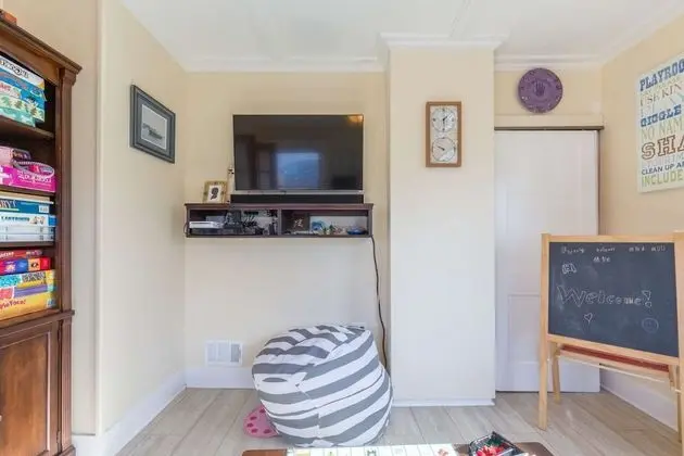 Ev (Riverside Retreat)