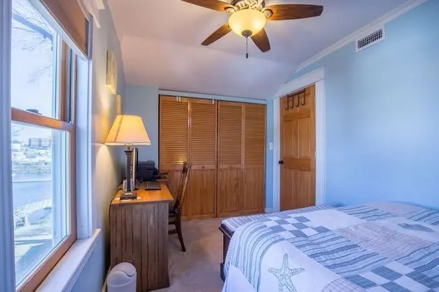 Ev (Riverside Retreat)