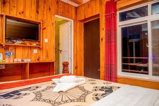 Deluxe Tek Büyük veya İki Ayrı Yataklı Oda, Birden Çok Yatak, Nehir Manzaralı, Havuz Kenarı