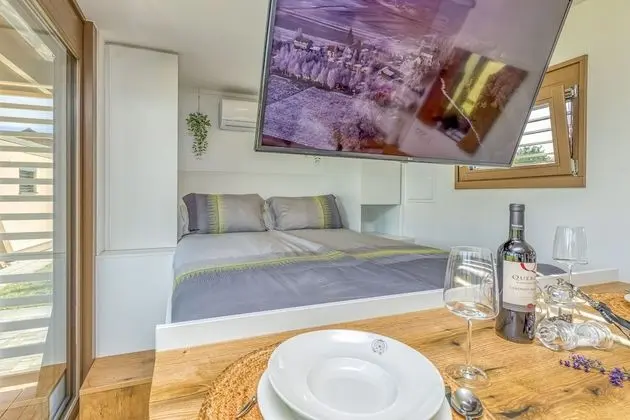 Family Stüdyo, 1 Çift Kişilik Yatak, Dağ Manzaralı, Bahçeli (Riverside Suite Mare private beach)