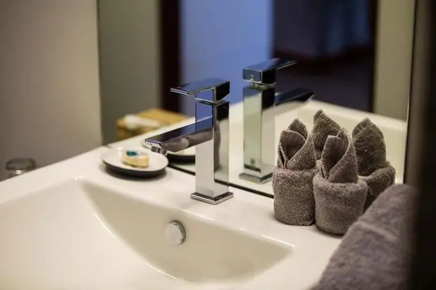 Deluxe Tek Büyük Yataklı Oda, Havuz Manzaralı
