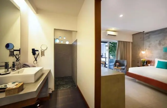 Deluxe Tek Büyük Yataklı Oda, Havuz Manzaralı