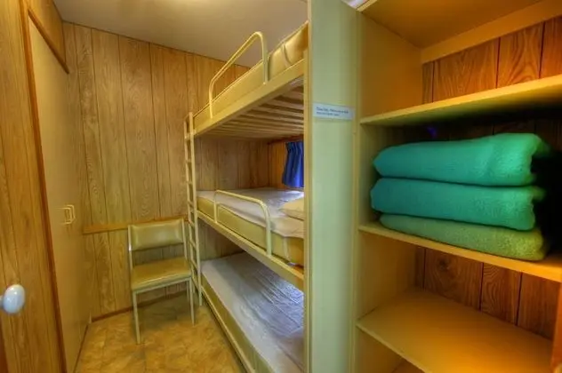 Kulübe (1 Double, 1 Tri-Bunk)