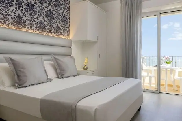Deluxe Tek Büyük Yataklı Oda, Denize Bakan