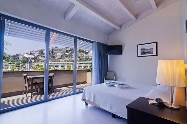 Deluxe Tek Büyük veya İki Ayrı Yataklı Oda (Patio o balcone)