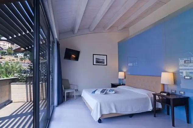 Deluxe Tek Büyük veya İki Ayrı Yataklı Oda (Patio o balcone)