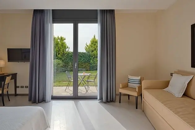 Deluxe Tek Büyük veya İki Ayrı Yataklı Oda (Patio o balcone)