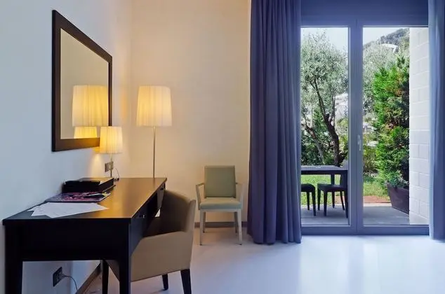 Deluxe Tek Büyük veya İki Ayrı Yataklı Oda (Patio o balcone)