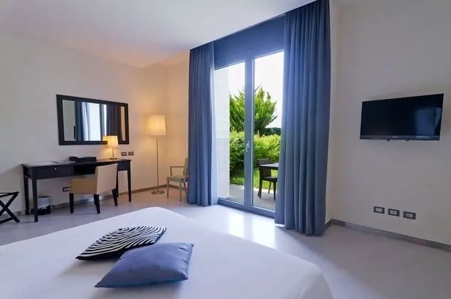 Deluxe Tek Büyük veya İki Ayrı Yataklı Oda (Patio o balcone)