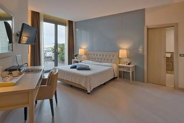 Deluxe Tek Büyük Yataklı Oda, Deniz Manzaralı (Private Garden)