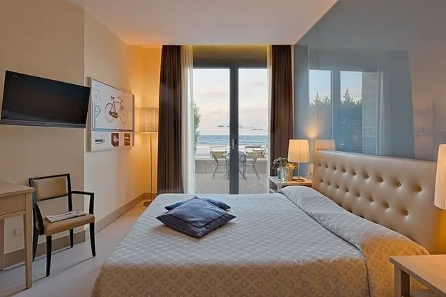 Deluxe Tek Büyük Yataklı Oda, Deniz Manzaralı (Private Garden)