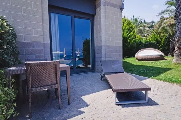Deluxe Tek Büyük Yataklı Oda, Deniz Manzaralı (Private Garden)