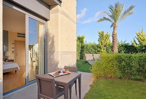 Deluxe Tek Büyük Yataklı Oda (Private Garden)