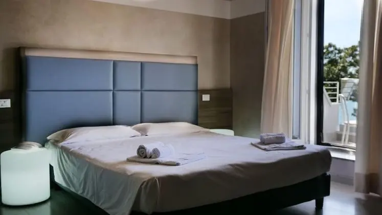 Tek Büyük Yataklı Oda, Balkon, Göl Manzaralı