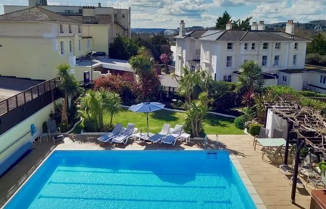 Deluxe Tek Büyük Yataklı Oda, Havuz Manzaralı