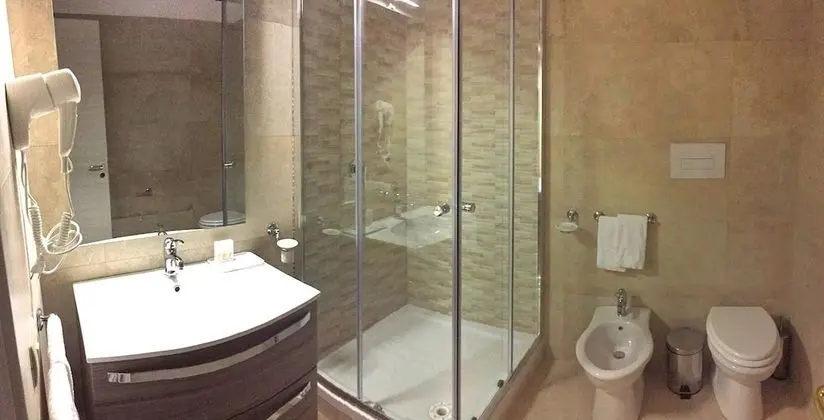 Üç Kişilik Oda
