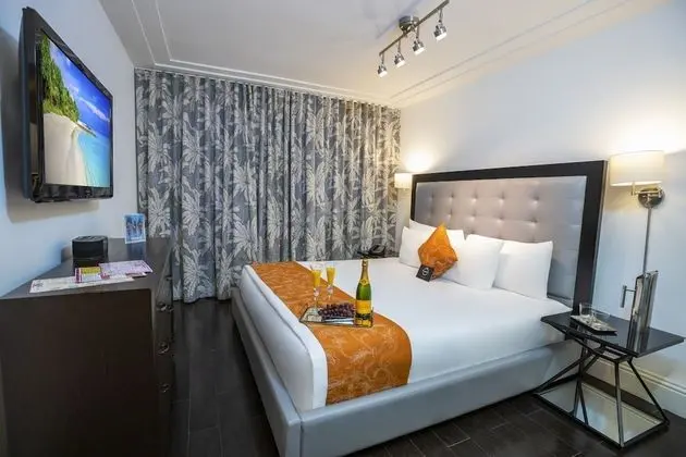 Classic  1 Queen Bed, 235 sq ft