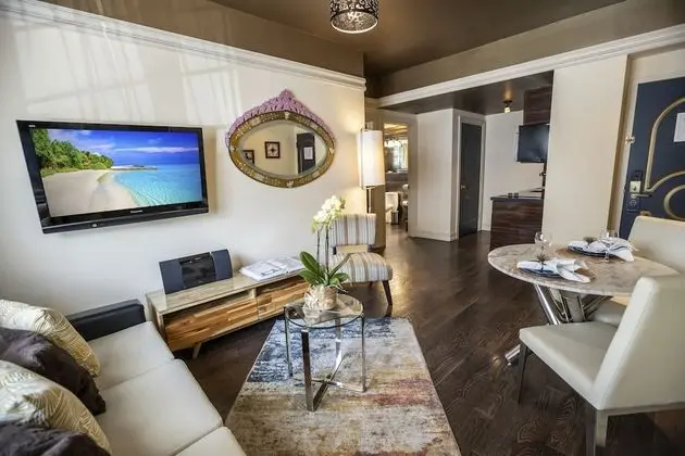 Lux One Bedroom Suite, 690 sq ft