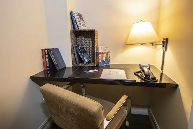 Lux One Bedroom Suite, 690 sq ft